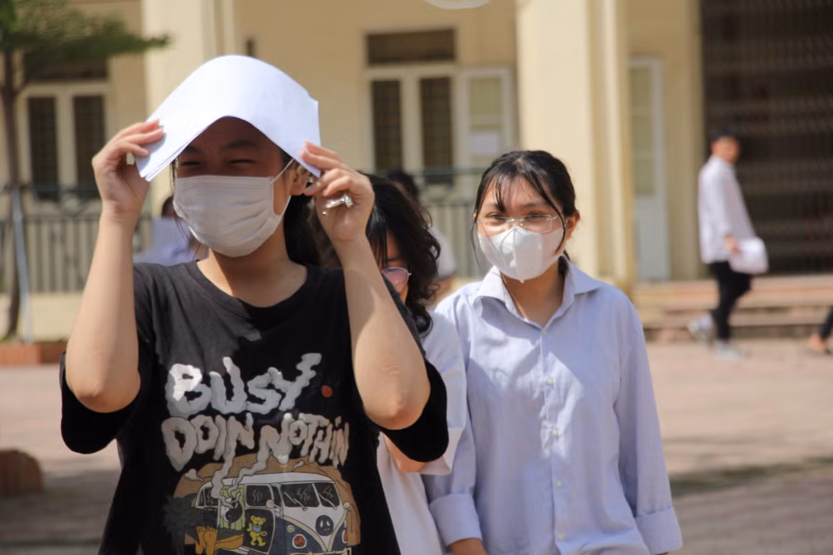 Phần đông thí sinh đều vui vẻ và hài lòng với bài làm Văn của mình.