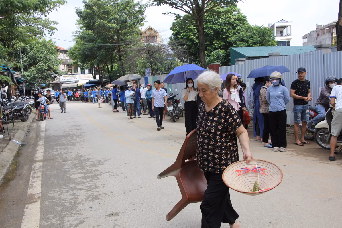 Người bà đã mang sẵn ghế để ngồi chờ cháu của mình thi tại điểm thi Trung tâm giáo dục nghề nghiệp - giáo dục thường xuyên huyện Quốc Oai.