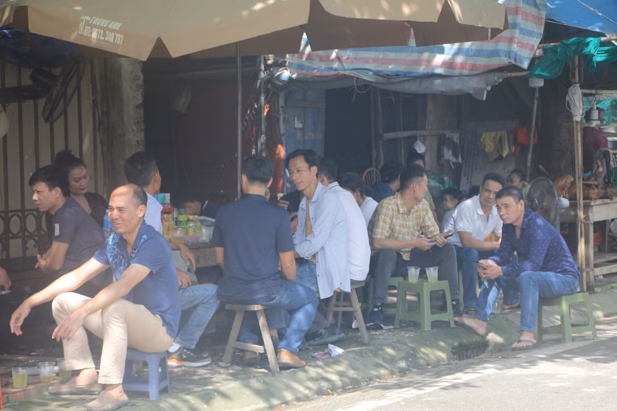 Ai cũng muốn nán lại khu vực thi để chờ đợi và đặt niềm hy vọng cho con em mình thi tốt.