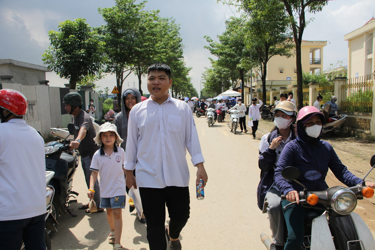 Thậm chí có những thí sinh có cả đại gia đình "tháp tùng" đi thi.