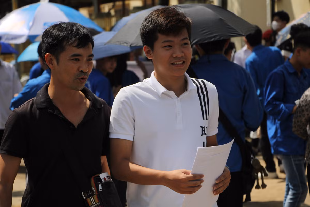 Bậc phụ huynh thở phào khi đón nhận những chia sẻ tích cực của con em mình.