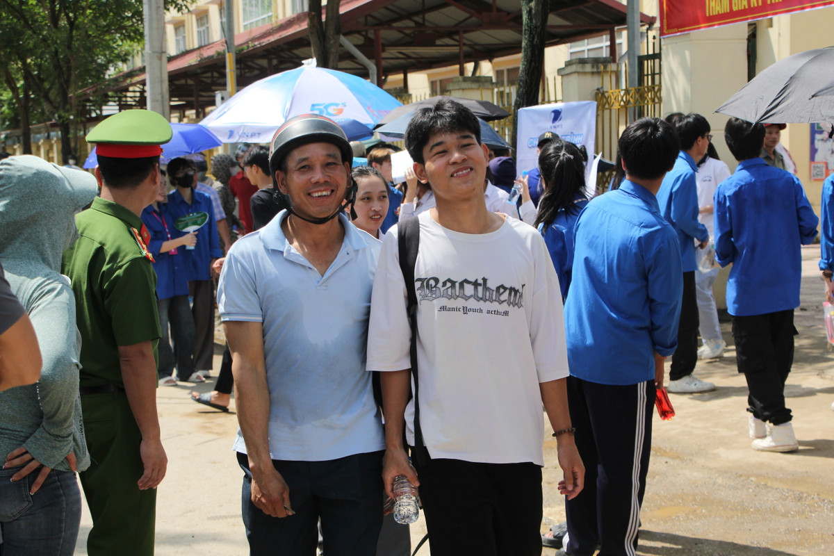 Nụ cười vui vẻ của hai bố con sau khi ra khỏi cổng trường.