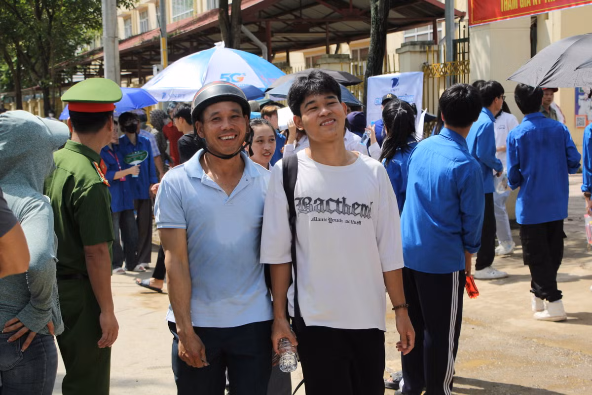 Nụ cười vui vẻ của hai bố con sau khi ra khỏi cổng trường.