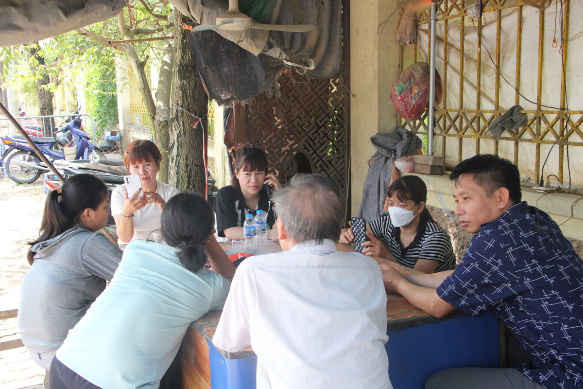 Các góc ven đường đều là điểm tập trung của các phụ huynh. Từ những người không quen biết cũng đã thành quen khi mọi câu chuyện đều xung quanh việc thi THPT Quốc gia và chuyện con em mình.