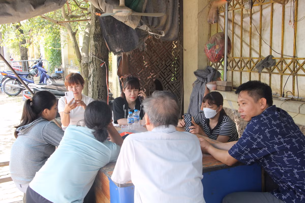 Các góc ven đường đều là điểm tập trung của các phụ huynh. Từ những người không quen biết cũng đã thành quen khi mọi câu chuyện đều xung quanh việc thi THPT Quốc gia và chuyện con em mình.