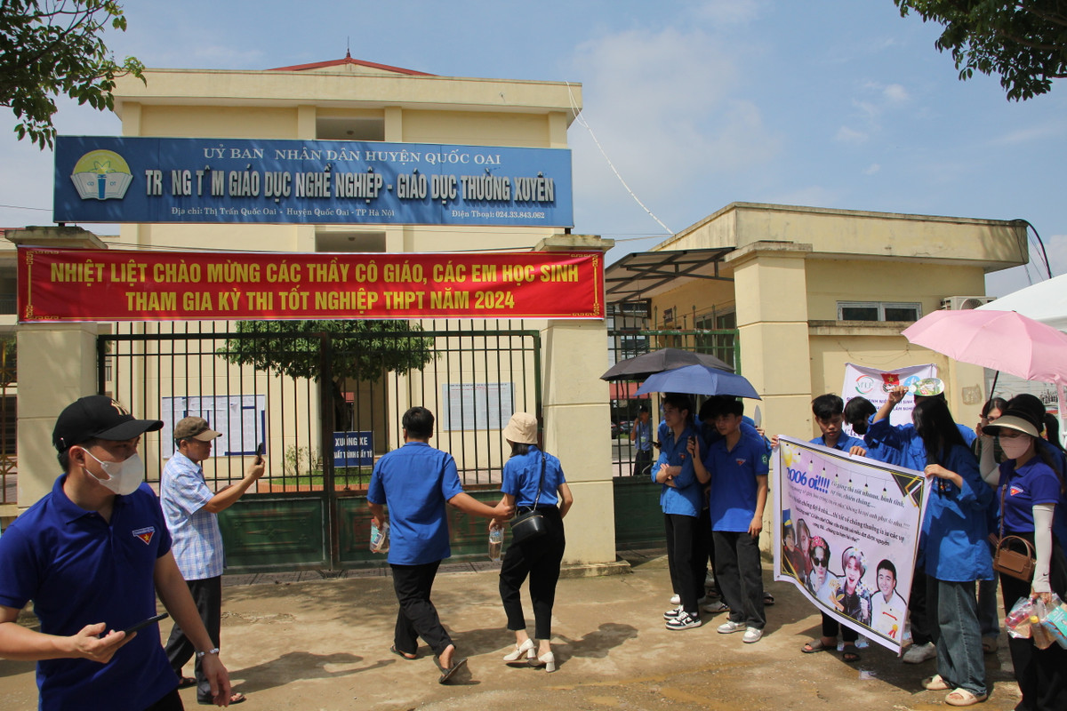 Ngay trước cổng trường thi là đội ngũ thanh niên tình nguyện cũng đã sẵn sàng tiếp sức về tinh thần và đồ ăn, nước uống cho các sĩ tử.