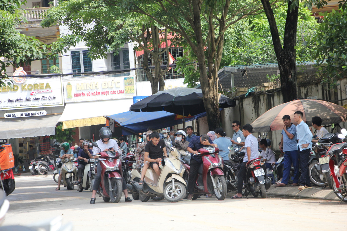 Khi buổi thi đầu tiên sắp kết thúc, càng nhiều phụ huynh đến chờ sẵn cổng trường để đón con.