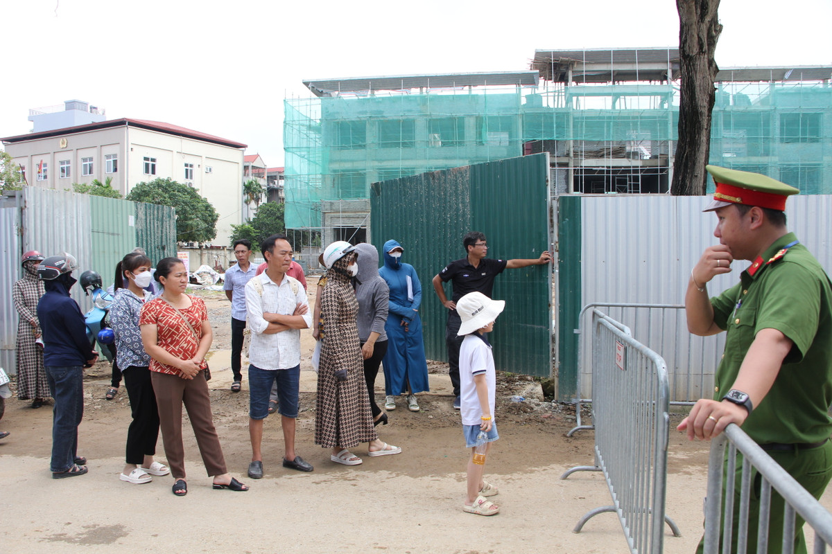 Có những phụ huynh đưa cả con gái nhỏ đến cổ vũ cho anh chị thi THPT Quốc gia.