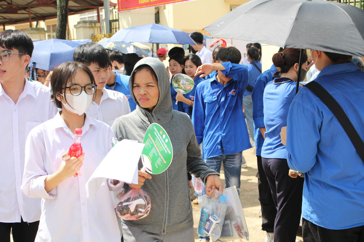 Việc đồng hành và động viên con em mình trong các kỳ thi được xem là "liều thuốc" bổ trợ hữu hiệu để các thí sinh vượt qua "vũ môn".