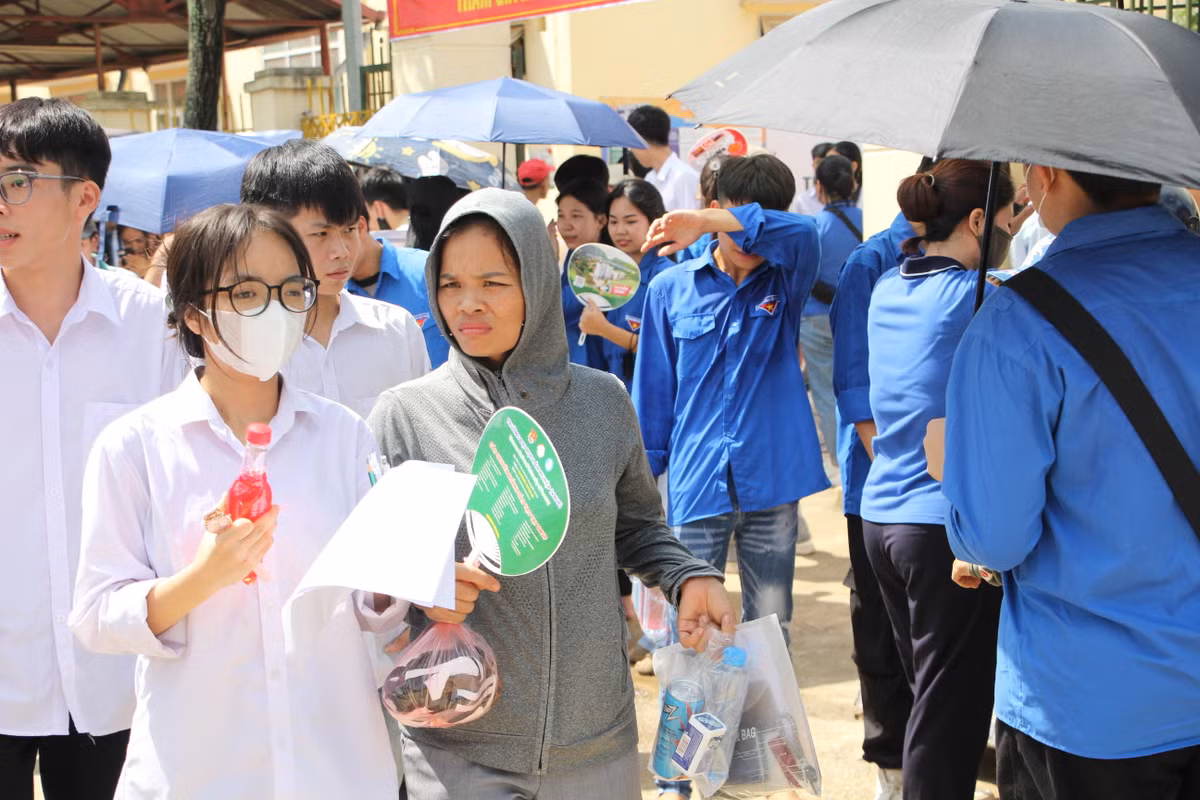 Việc đồng hành và động viên con em mình trong các kỳ thi được xem là "liều thuốc" bổ trợ hữu hiệu để các thí sinh vượt qua "vũ môn".