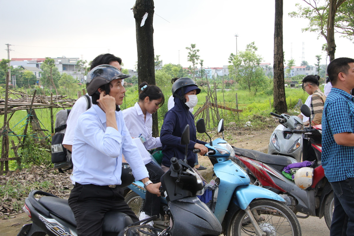 Kết thúc môn Văn, phụ huynh đưa con trở về nhà để ăn uống, nghỉ ngơi rồi tiếp tục đồng hành cho những môn thi trong 2 ngày còn lại.