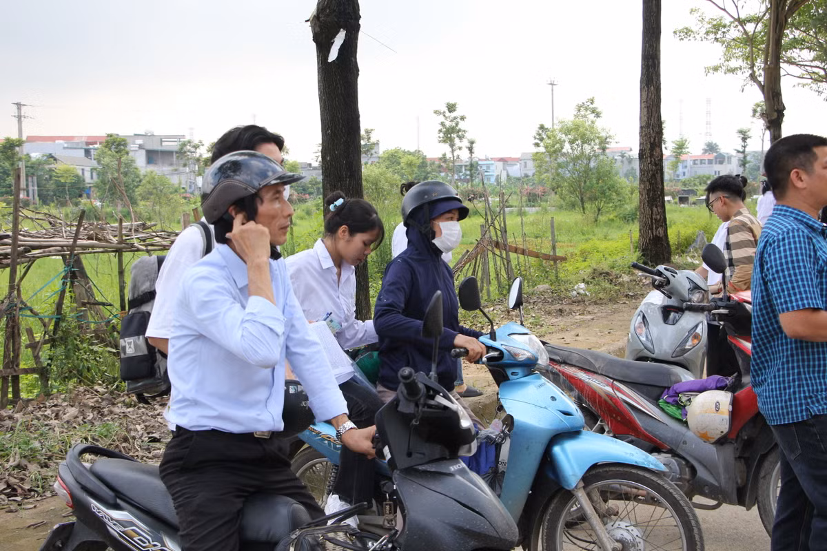 Kết thúc môn Văn, phụ huynh đưa con trở về nhà để ăn uống, nghỉ ngơi rồi tiếp tục đồng hành cho những môn thi trong 2 ngày còn lại.