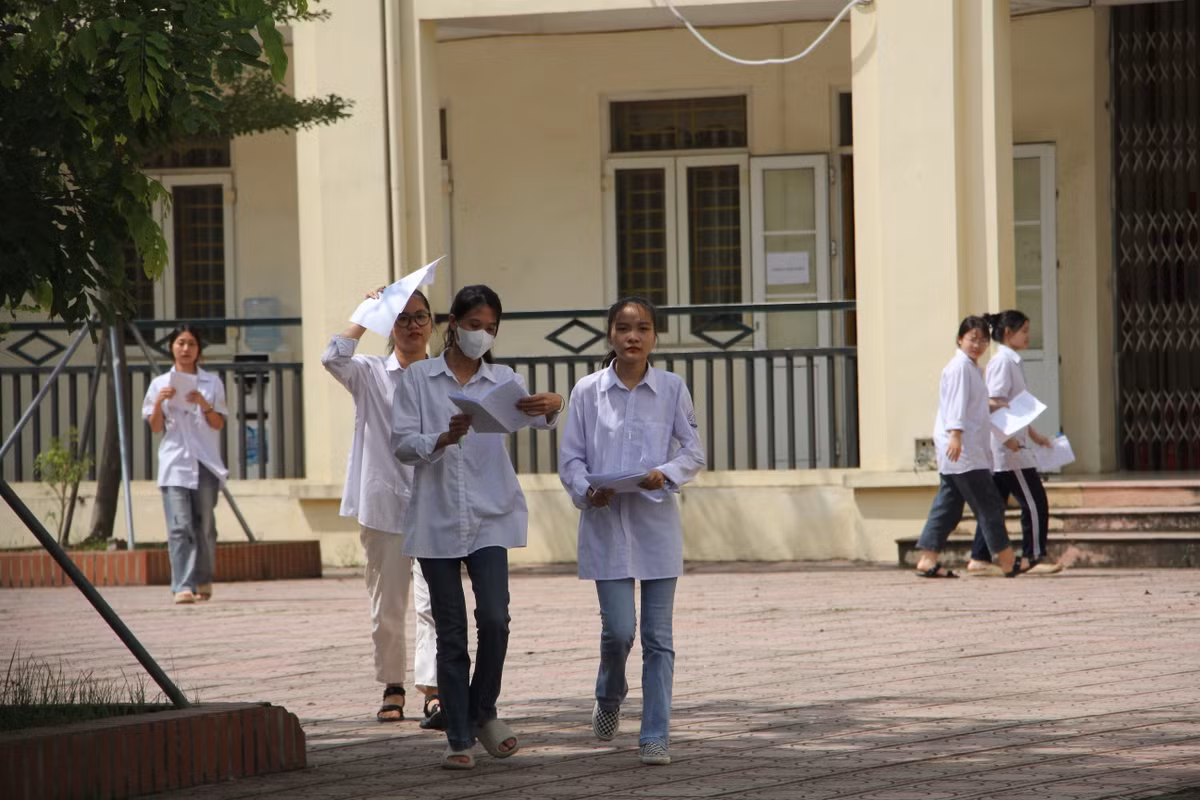 Sau khi tiếng trống báo hiệu kết thúc thời gian thi môn Văn, những thí sinh đầu tiên bước ra khỏi phòng thi tại Trung tâm giáo dục nghề nghiệp - giáo dục thường xuyên huyện Quốc Oai.