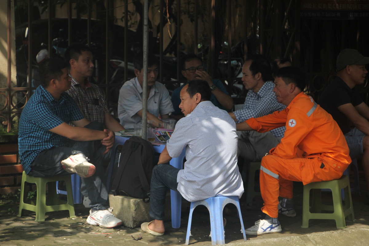 Sau khi dõi theo bước chân con em mình bước vào cánh cổng trường thi, các bậc phụ huynh lui vào các quán trà đá ven đường hoặc bóng cây mát để chờ đợi suốt hơn 2 tiếng đồng hồ.