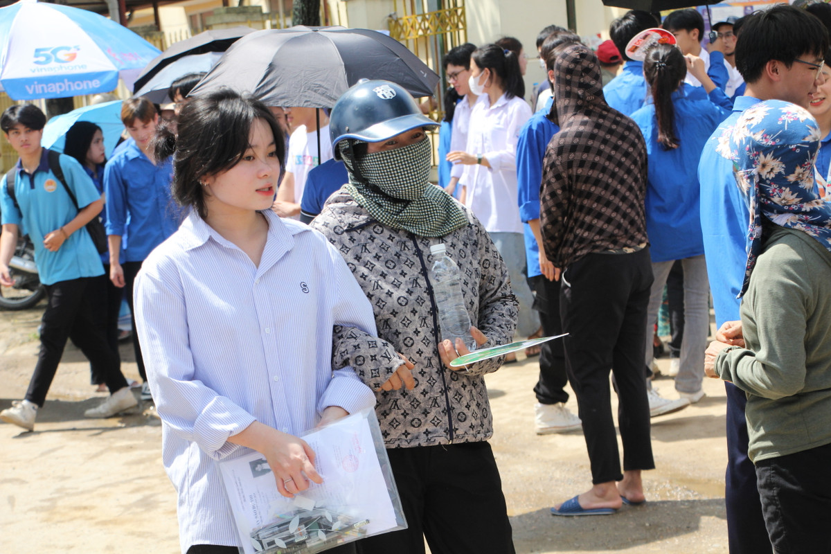 Người mẹ "mòn mỏi" chờ con thi và hạnh phúc khi được đón con vào vòng tay.