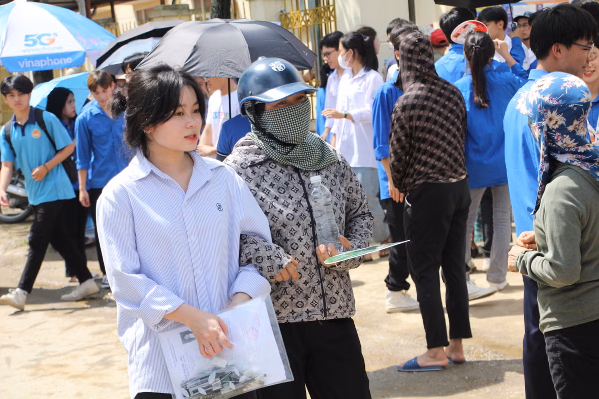 Người mẹ "mòn mỏi" chờ con thi và hạnh phúc khi được đón con vào vòng tay.