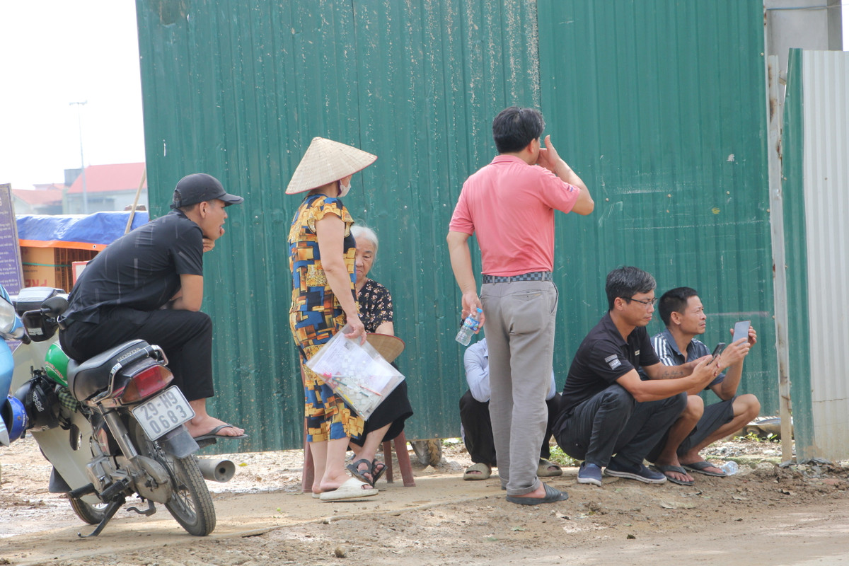 Các bậc phụ huynh "vật vờ" ven đường để hóng tin con em.