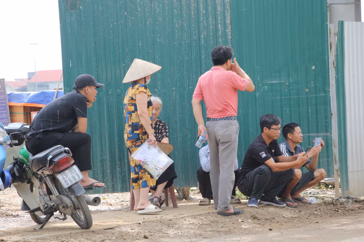 Các bậc phụ huynh "vật vờ" ven đường để hóng tin con em.