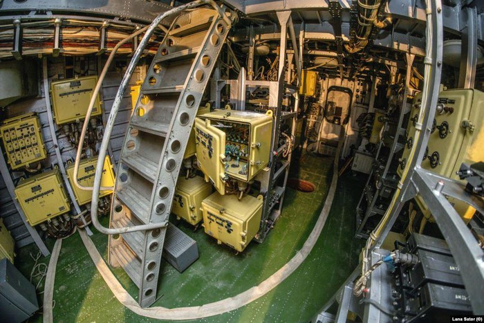 Một khoang trên chiếc MD-160 với rất nhiều tủ kỹ thuật, bảng điện và cả cầu thang bằng thép, đây có thể là nơi liên kết các hệ thống điều khiển của chiếc Ekranoplan khổng lồ này.