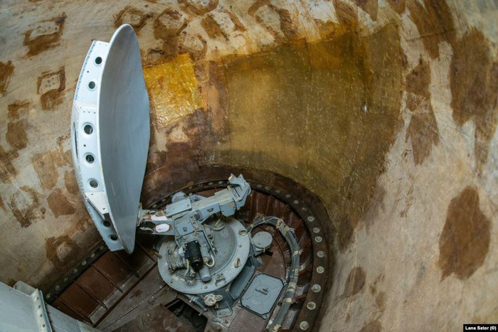 Radar trinh sát mục tiêu bề mặt và điều khiển hỏa lực tên lửa chống hạm bố trí trong nắp chụp trên cánh đuôi đứng của chiếc Lun, nó nằm trong khoang đặc biệt cấu tạo từ vật liệu "trong suốt" với sóng radar.