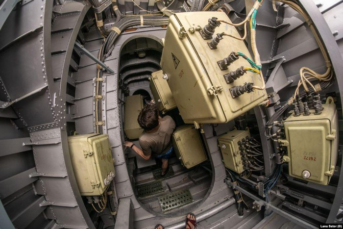 Sau hơn 1 giờ khám phá bên trong, nhiếp ảnh gia Sator cùng người bạn âm thầm rời khỏi phương tiện tác chiến độc đáo này, kết thúc chuyên tham quan kỳ thú.