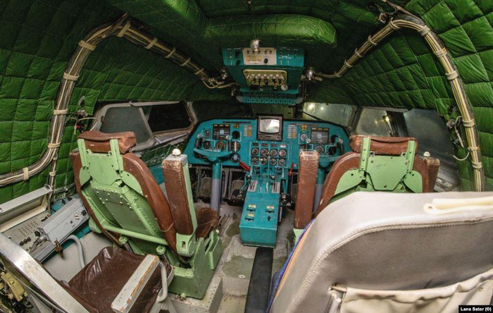 Buồng lái của chiếc Lun có thiết kế giống như một máy bay ném bom, cho dù phương tiện trên chỉ bay cách mặt nước chủ yếu ở độ cao 5 m, có thể thấy rằng nội thất của nó vẫn còn khá tốt sau hàng thập kỷ bị bỏ quên.