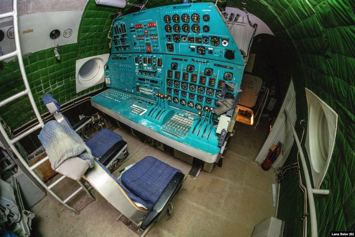 Dãy đồng hồ cơ học sử dụng công nghệ analogue đặc trưng của thập niên 1970 - 1980, theo mô tả của nhà thám hiểm thì anh ta cùng người bạn đã lợi dụng tiếng ồn của máy phát điện để lẻn vào trong.