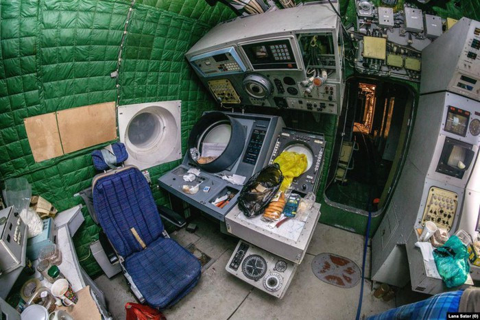 Phòng điều khiển của chiếc Ekranolan này vẫn còn khá nguyên vẹn các khí tài với những tủ chức năng, màn hình quan sát cũng như ghế ngồi và lớp vỏ bọc bên thành.