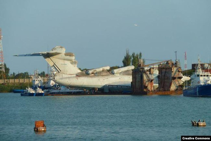 Được thiết kế cho nhiệm vụ chống tàu mặt nước, Lun mang theo 6 tên lửa hành trình chống hạm siêu âm 3M-80 Moskit với hệ thống theo dõi và dẫn đường tiên tiến bố trí ở lưng và mũi. Vũ khí phụ gồm 2 pháo PI-23 cỡ 23 mm nòng đôi với 2.400 viên đạn.