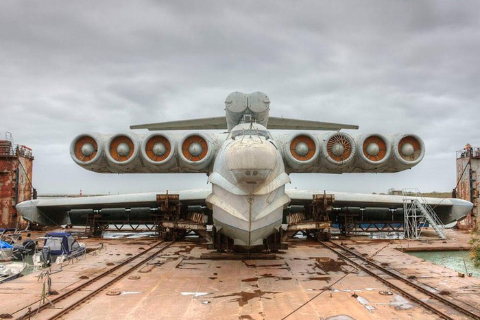 Nhờ 8 động cơ phản lực cánh quạt Kuznetsov NK-87 công suất 127,4 kN mỗi chiếc, con quái vật này di chuyển được ở tốc độ tối đa 550 km/h, vận tốc hành trình 450 km/h, tầm hoạt động 2.000 km.