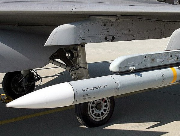 Đơn giá một quả AIM-120 chừng 300.000-400.00 USD với các phiên bản từ AIM-120A đến C và lên tới "giá khủng" 1,78 triệu USD/quả với phiên bản AIM-120D.