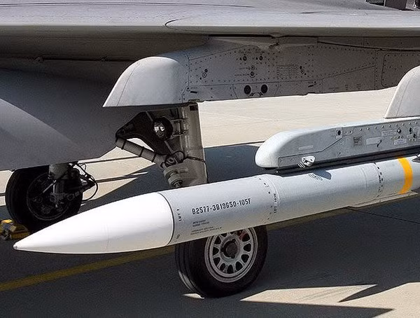 Đơn giá một quả AIM-120 chừng 300.000-400.00 USD với các phiên bản từ AIM-120A đến C và lên tới "giá khủng" 1,78 triệu USD/quả với phiên bản AIM-120D.