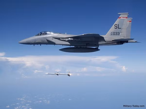 Bộ trưởng Quốc phòng Hungary, ông Tibor Benko đã ký thư ngỏ ý muốn mua tên lửa không đối không tầm trung tiên tiến (AMRAAM) với Đại sứ Mỹ tại nước này David Cornstein.