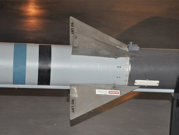 Các phiên bản AIM-120 nhìn chung đều có kích thước tương đương nhau, sự khác biệt chủ yếu nằm ở những cải tiến động cơ, thuốc phóng, hệ thống dẫn đường... AIM-120 có trọng lượng 152kg, dài 3,7m, đường kính thân 180mm.