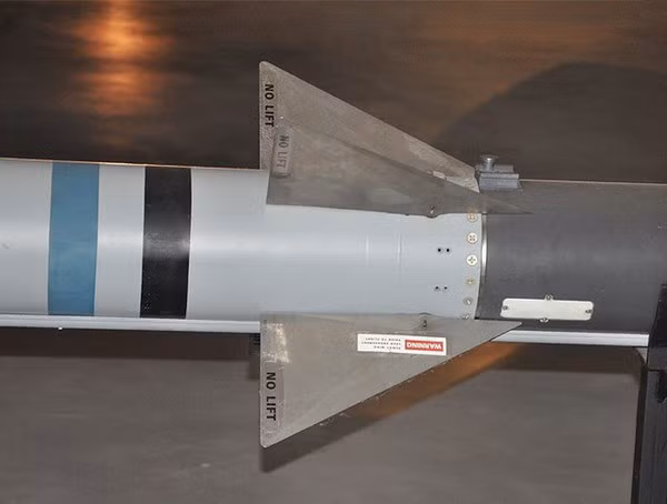 Các phiên bản AIM-120 nhìn chung đều có kích thước tương đương nhau, sự khác biệt chủ yếu nằm ở những cải tiến động cơ, thuốc phóng, hệ thống dẫn đường... AIM-120 có trọng lượng 152kg, dài 3,7m, đường kính thân 180mm.