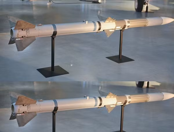 AIM-120 được trang bị đầu đạn nổ phá mảnh nặng 22,7kg với phiên bản A/B và rút xuống còn 18,1kg với phiên bản C.