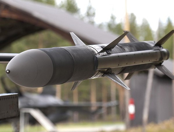 AIM-120 AMRAAM (viết đầy đủ là Advanced Medium-Range Air-to-Air Missile dịch ra là "tên lửa không đối không tầm trung tiên tiến") là một trong những loại tên lửa hiện đại nhất thế giới, cực kỳ mạnh mẽ.
