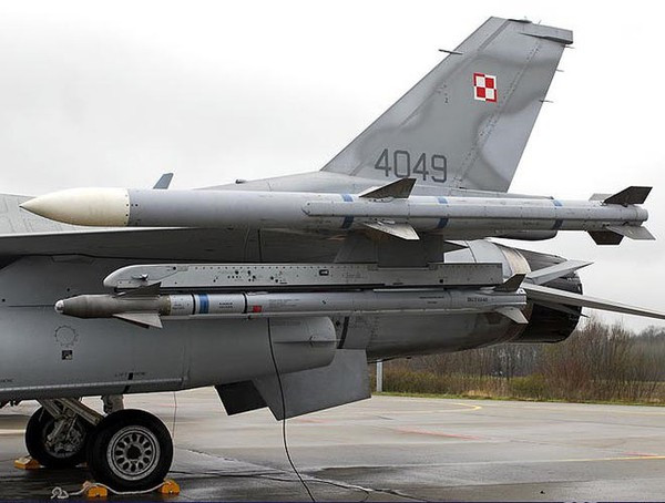 Tính tới ngày nay, các máy bay chiến đấu thế giới đã thực hiện tới 3.900 phát bắn AIM-120, có tới 10 chiến thắng đã được ghi công cho AIM-120.