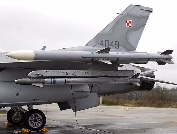 Tính tới ngày nay, các máy bay chiến đấu thế giới đã thực hiện tới 3.900 phát bắn AIM-120, có tới 10 chiến thắng đã được ghi công cho AIM-120.