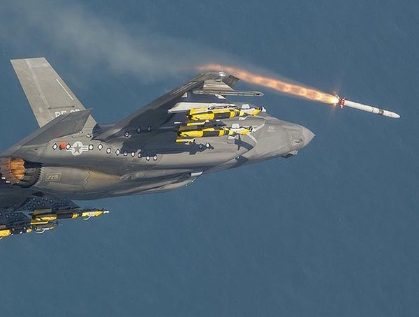 AIM-120 sở hữu khả năng cơ động và tốc độ cao nhờ được trang bị động cơ rocket WPU-6/B có thể đạt tốc độ đáng kinh ngạc - Mach 4 (tương đương 4.900km/h) cho phép nó tiêu diệt ngay cả những máy bay chiến đấu nhanh nhất của đối phương.