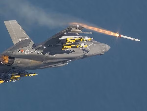 AIM-120 sở hữu khả năng cơ động và tốc độ cao nhờ được trang bị động cơ rocket WPU-6/B có thể đạt tốc độ đáng kinh ngạc - Mach 4 (tương đương 4.900km/h) cho phép nó tiêu diệt ngay cả những máy bay chiến đấu nhanh nhất của đối phương.