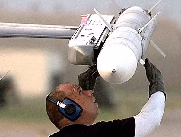 Với việc mua số lượng lớn tên lửa không đối không AIM-120, không quân Hungary sẽ được nâng cao sức mạnh.