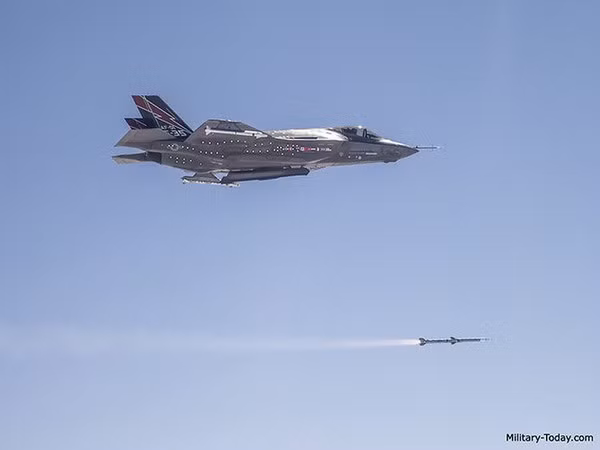 Sức mạnh của AIM-120 được coi là ngang ngửa và thậm chí có phần nhỉnh hơn về phạm vi tác chiến so với R-77 của Nga.