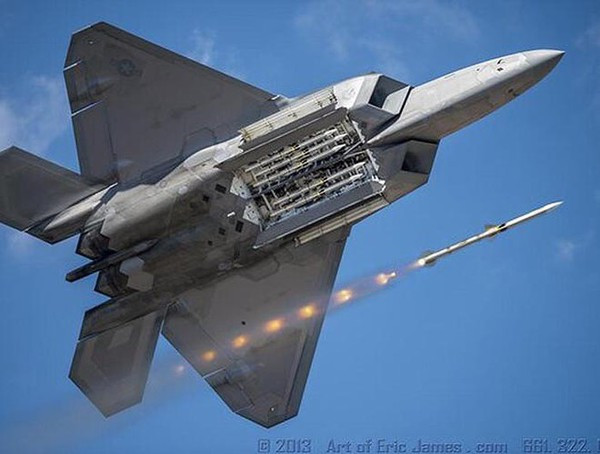 Về tầm bắn, phiên bản đời đầu A/B của dòng tên lửa AIM-120 chỉ đạt mức 55-75km, tuy nhiên từ phiên bản AIM-120C-5 thì tầm bắn tăng lên đến 105km và đến AIM-120D thì tăng lên 160km.