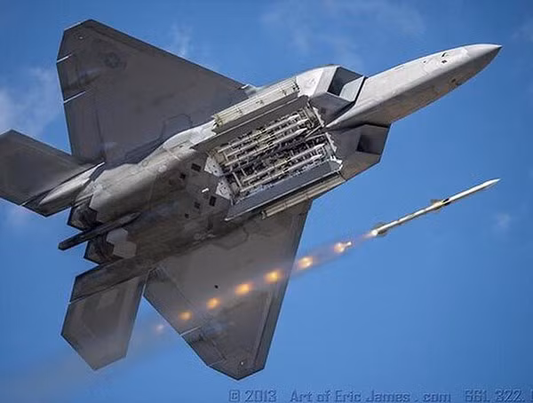 Về tầm bắn, phiên bản đời đầu A/B của dòng tên lửa AIM-120 chỉ đạt mức 55-75km, tuy nhiên từ phiên bản AIM-120C-5 thì tầm bắn tăng lên đến 105km và đến AIM-120D thì tăng lên 160km.