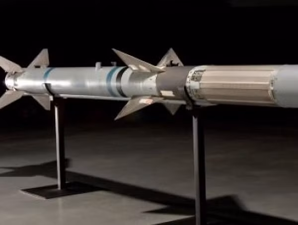 Mặc dù đầu nổ của AIM-120 nhẹ hơn loại trên AIM-7, nhưng nó vẫn được đánh giá là hiệu quả, dễ dàng phá hủy hoặc gây tổn thương nghiêm trọng với mọi máy bay tiêm kích, máy bay ném bom, máy bay vận tải...