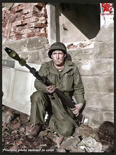 Với công nghệ hiện đại, hàng loạt bức ảnh đen trắng lính Mỹ trong Chiến tranh Thế giới 2 đã được phục dựng lại thành ảnh màu sống động. Trong ảnh, một người lính Mỹ cầm khẩu súng trường M1 lắp đạn lựu.