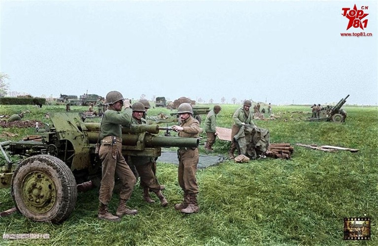 Lính Mỹ đang kiểm tra khẩu lựu pháo M101 105mm.