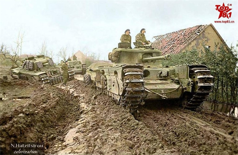 Xe tăng hạng nặng Churchill của Quân đội Anh vượt một con đường lầy lội trên hành trình truy đuổi quân phát xít.