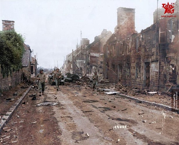 Binh sĩ Mỹ di chuyển trên một con phố tan hoang sau cuộc đọ súng.